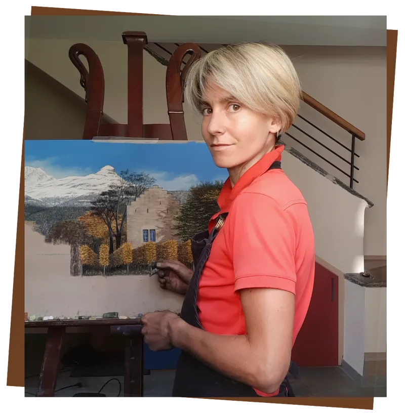 Myriam Isoz travaillant au pastel dans l'atelier